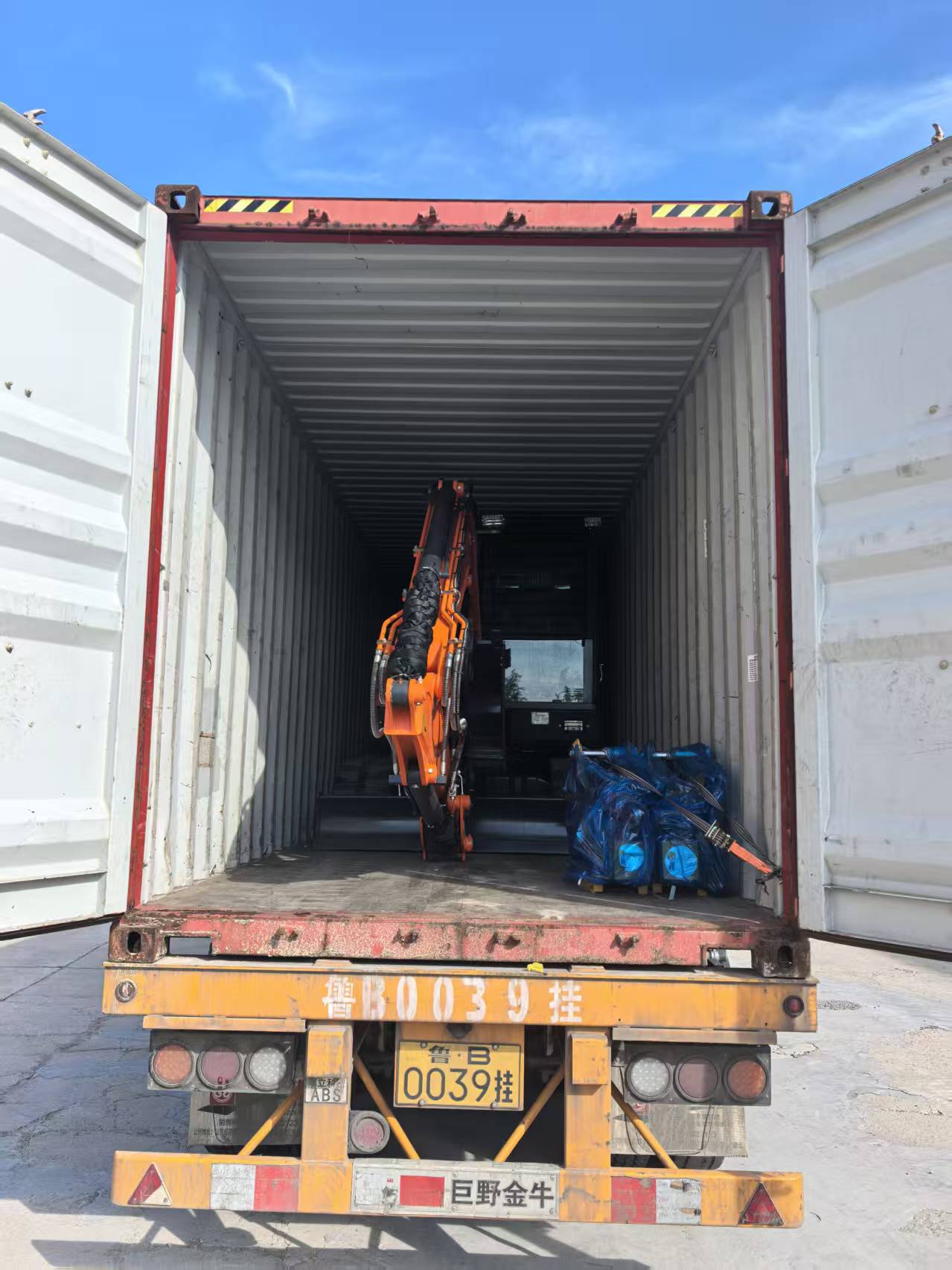 రెండు 6.5T ఎక్స్‌కవేటర్‌లు పంపబడ్డాయి