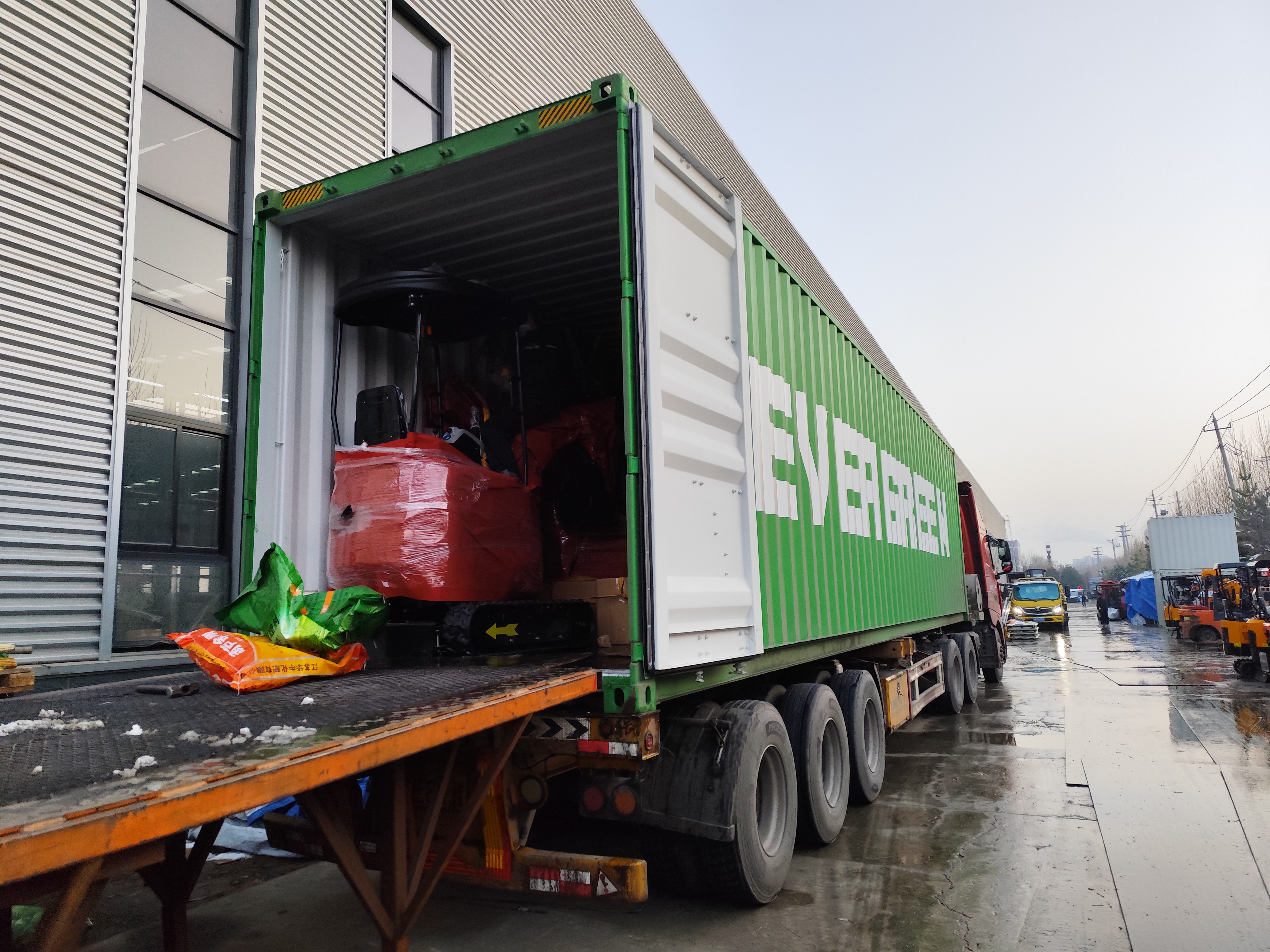 ఫ్రెంచ్ కస్టమర్ మినీ ఎక్స్‌కవేటర్ ఉత్పత్తి పూర్తయింది మరియు రవాణా చేయబడింది