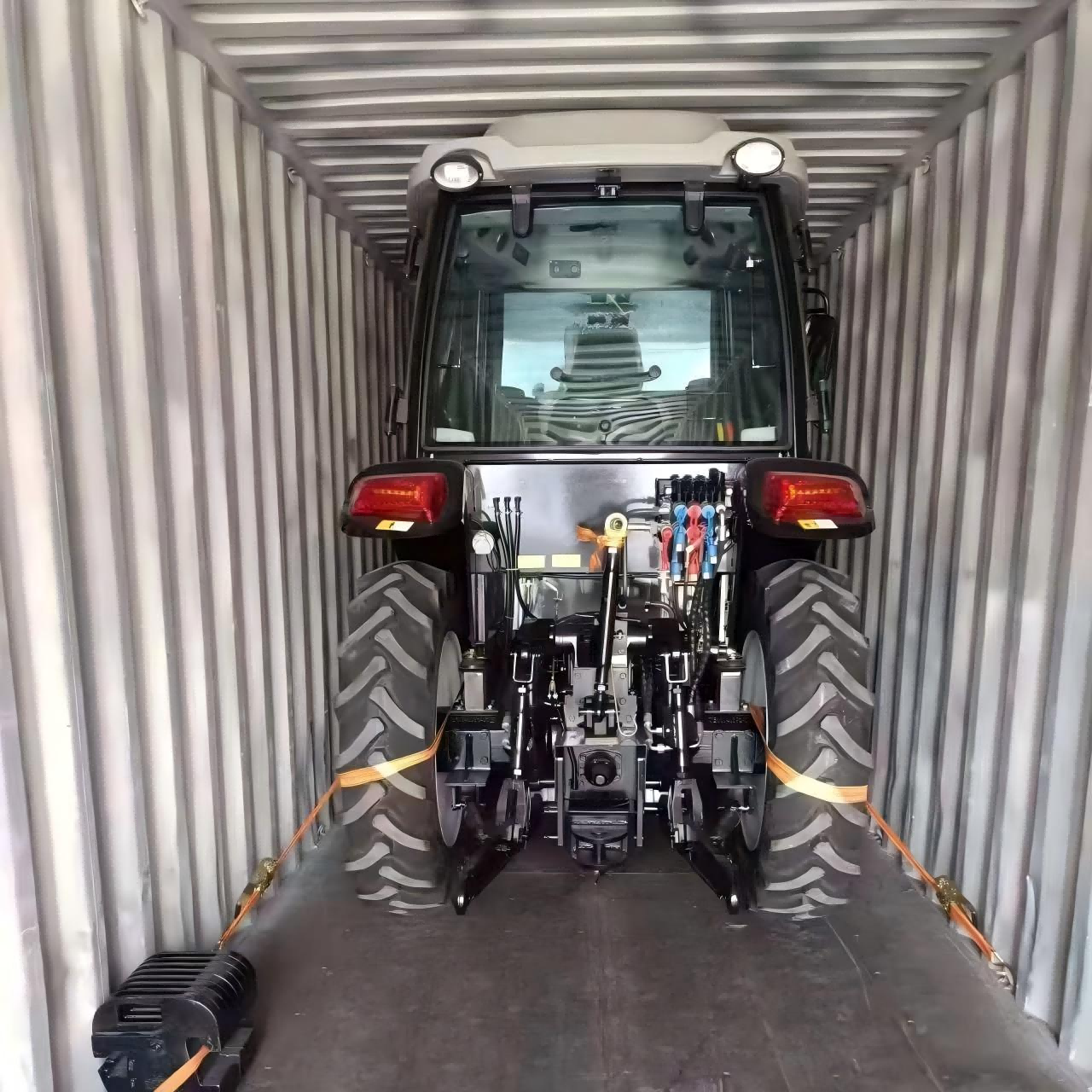 పనామేనియన్ కస్టమర్ కోసం అనుకూలీకరించిన 50HP ట్రాక్టర్ డెలివరీ చేయబడింది.